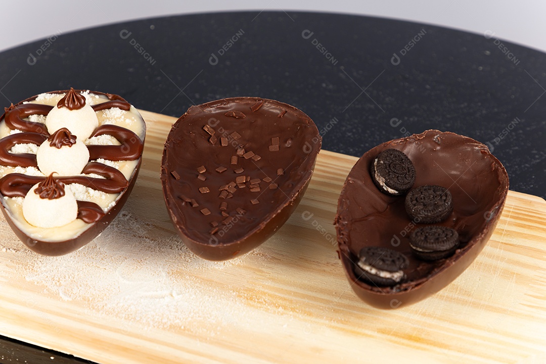 Delicioso ovo de páscoa sobre uma tábua de madeira