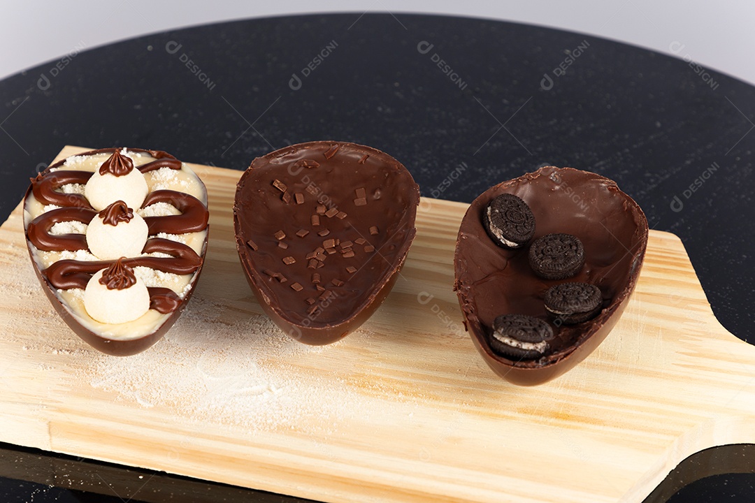 Delicioso ovo de páscoa sobre uma tábua de madeira