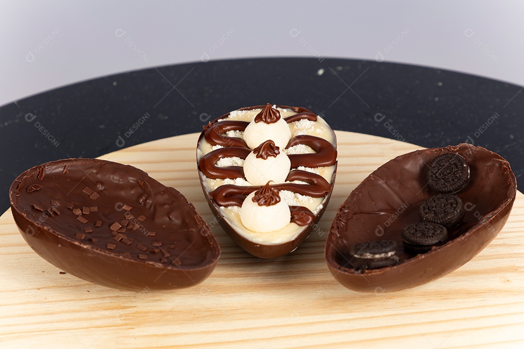 Delicioso ovo de páscoa sobre uma tábua de madeira