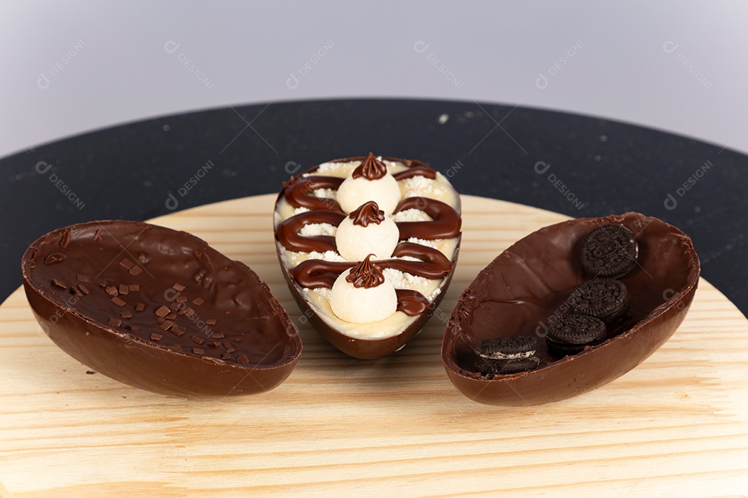 Delicioso ovo de páscoa sobre uma tábua de madeira