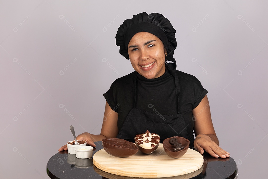 Linda mulher jovem preparando ovos da páscoa