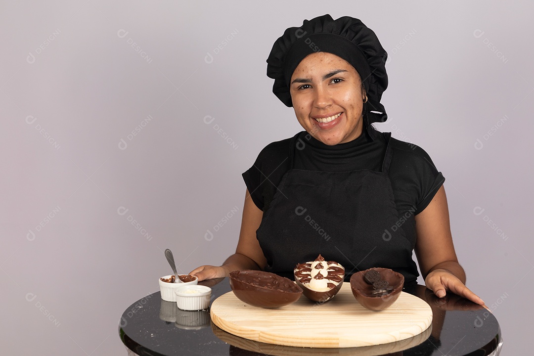 Linda mulher jovem preparando ovos da páscoa