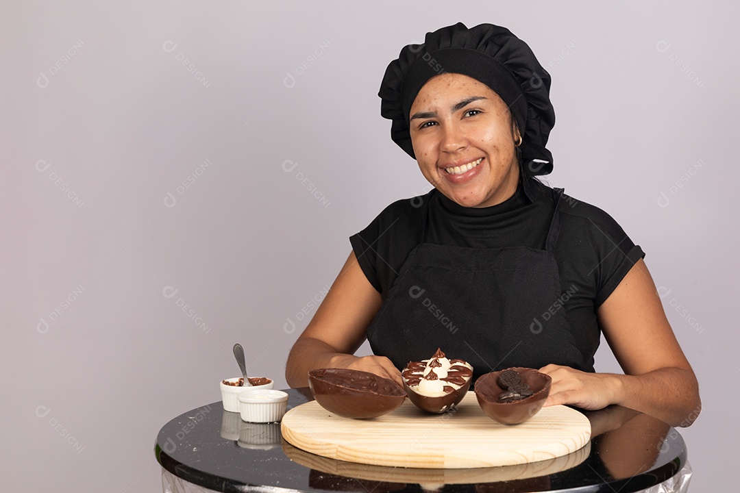 Linda mulher jovem preparando ovos da páscoa
