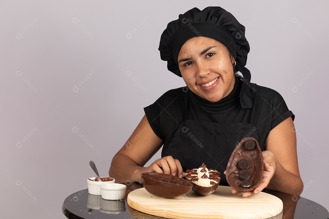 Linda mulher jovem preparando ovos da páscoa