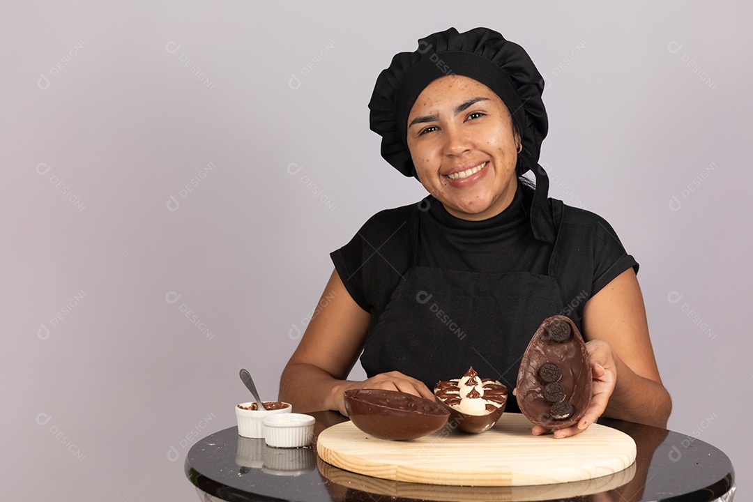 Linda mulher jovem preparando ovos da páscoa