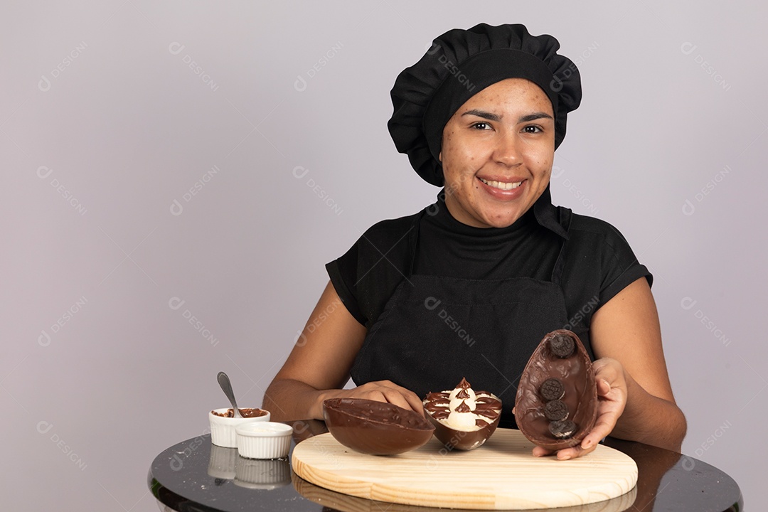 Linda mulher jovem preparando ovos da páscoa