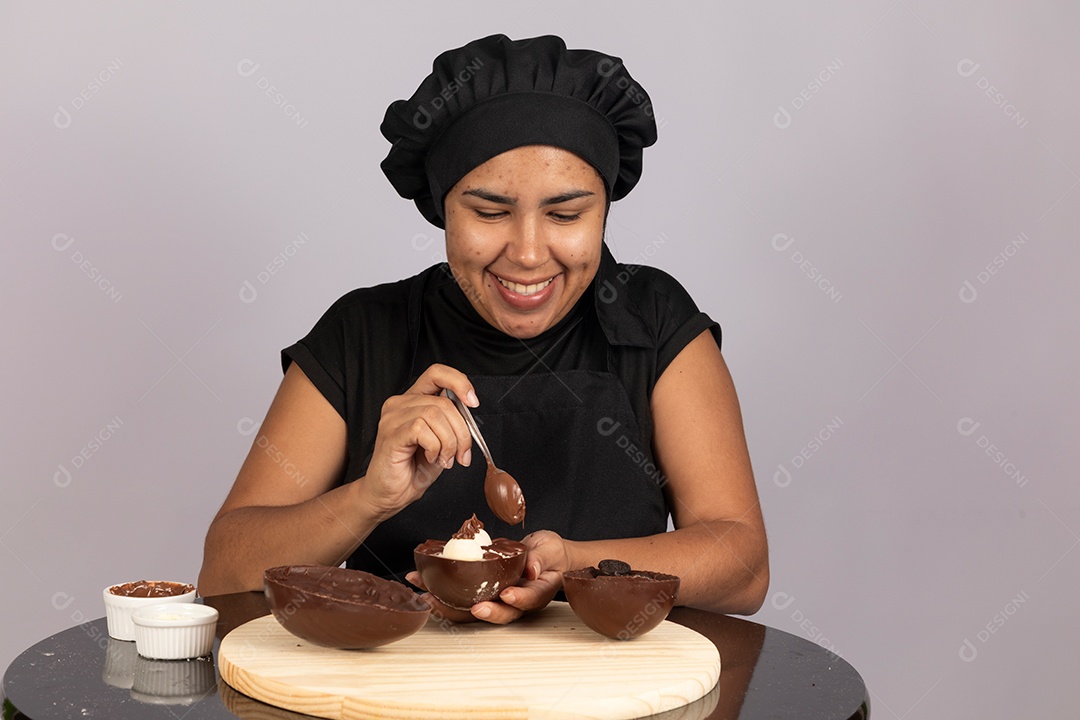 Linda mulher jovem preparando ovos da páscoa