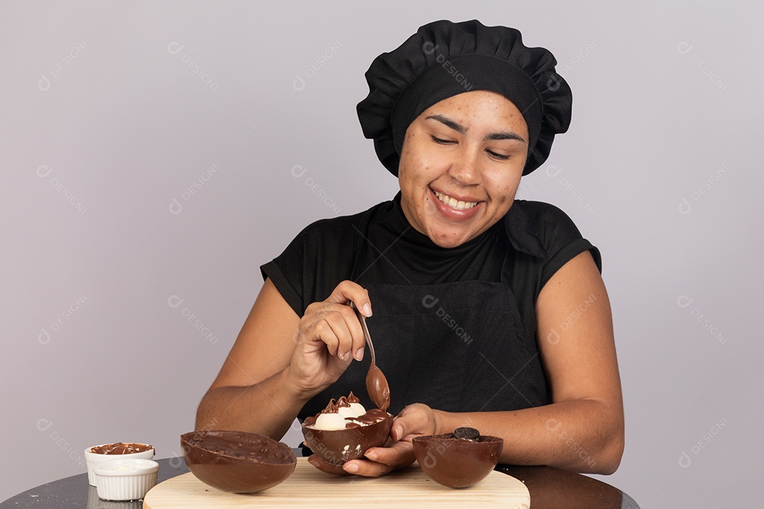 Linda mulher jovem preparando ovos da páscoa