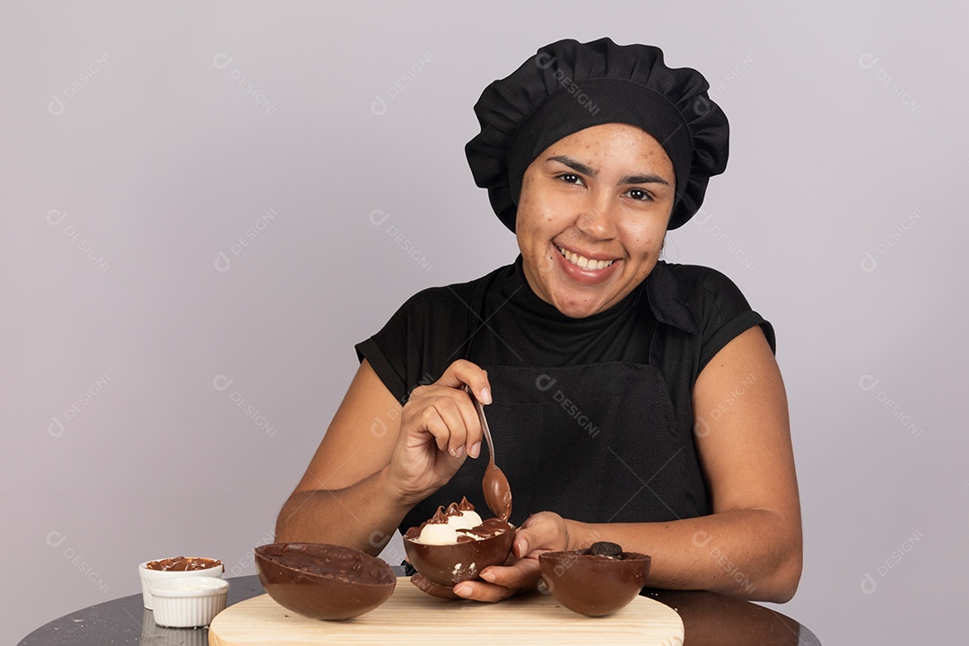 Linda mulher jovem preparando ovos da páscoa