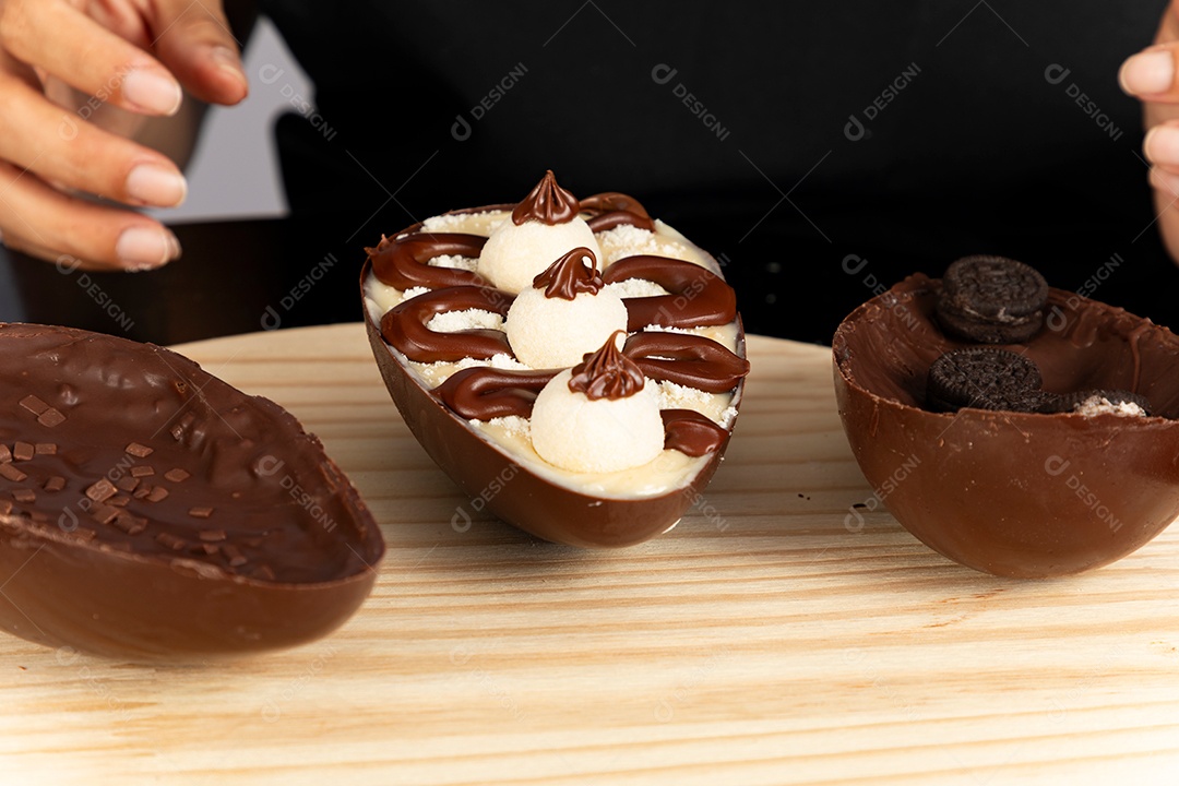 Delicioso ovo de páscoa sobre uma tábua de madeira