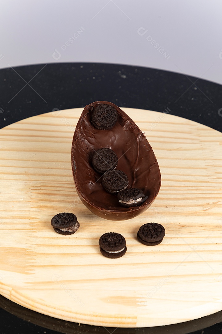 Delicioso ovo de páscoa sobre uma tábua de madeira