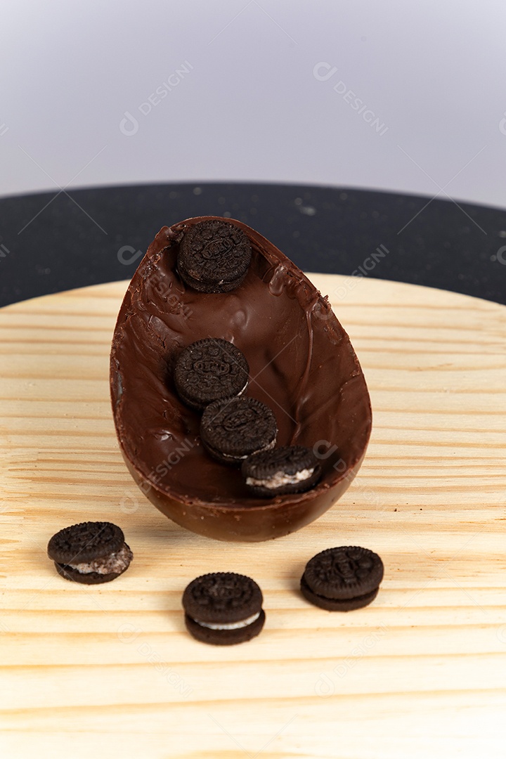 Delicioso ovo de páscoa sobre uma tábua de madeira