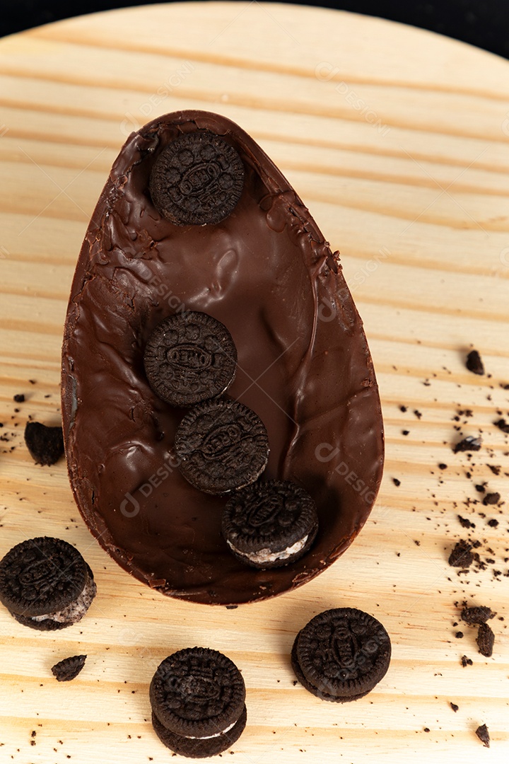 Delicioso ovo de páscoa sobre uma tábua de madeira