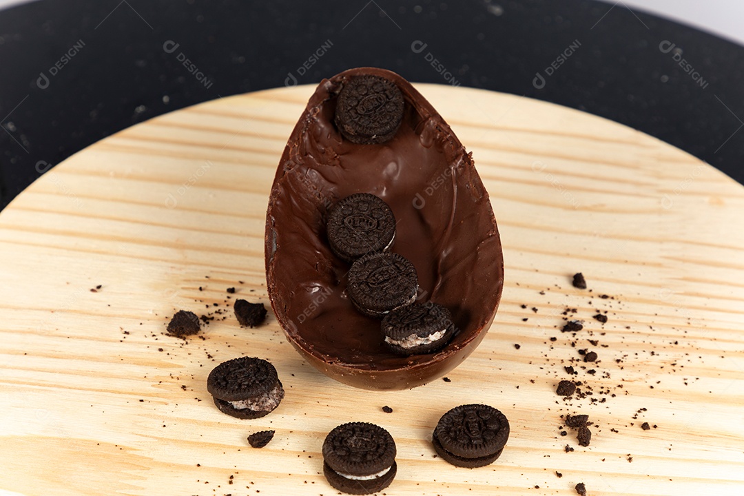 Delicioso ovo de páscoa sobre uma tábua de madeira