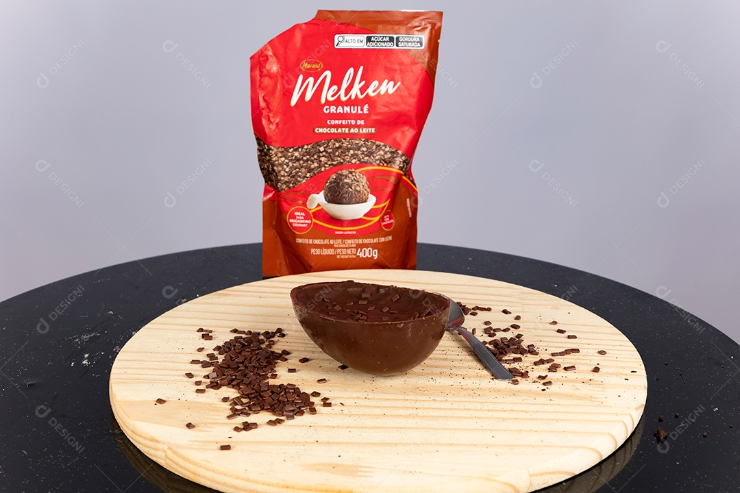 Delicioso ovo de páscoa sobre uma tábua de madeira