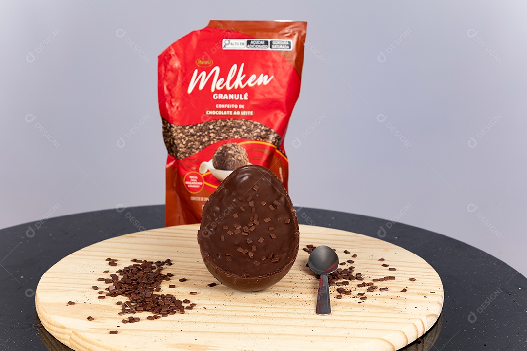 Delicioso ovo de páscoa sobre uma tábua de madeira