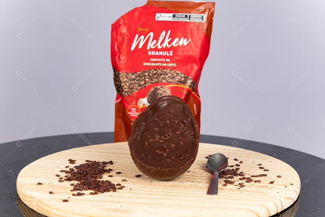 Delicioso ovo de páscoa sobre uma tábua de madeira