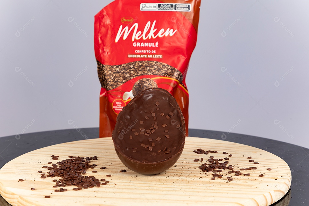 Delicioso ovo de páscoa sobre uma tábua de madeira