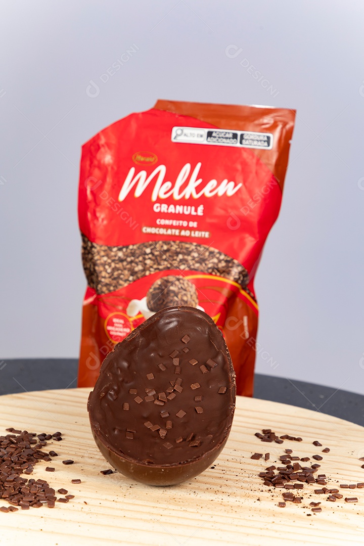 Delicioso ovo de páscoa sobre uma tábua de madeira