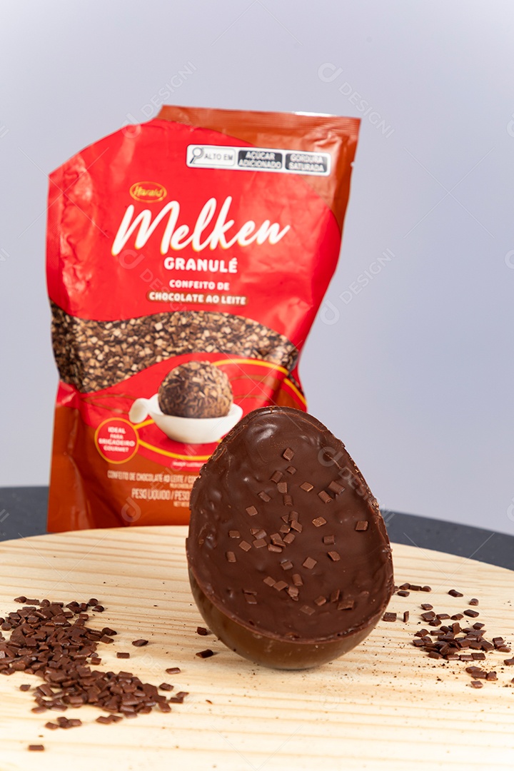 Delicioso ovo de páscoa sobre uma tábua de madeira