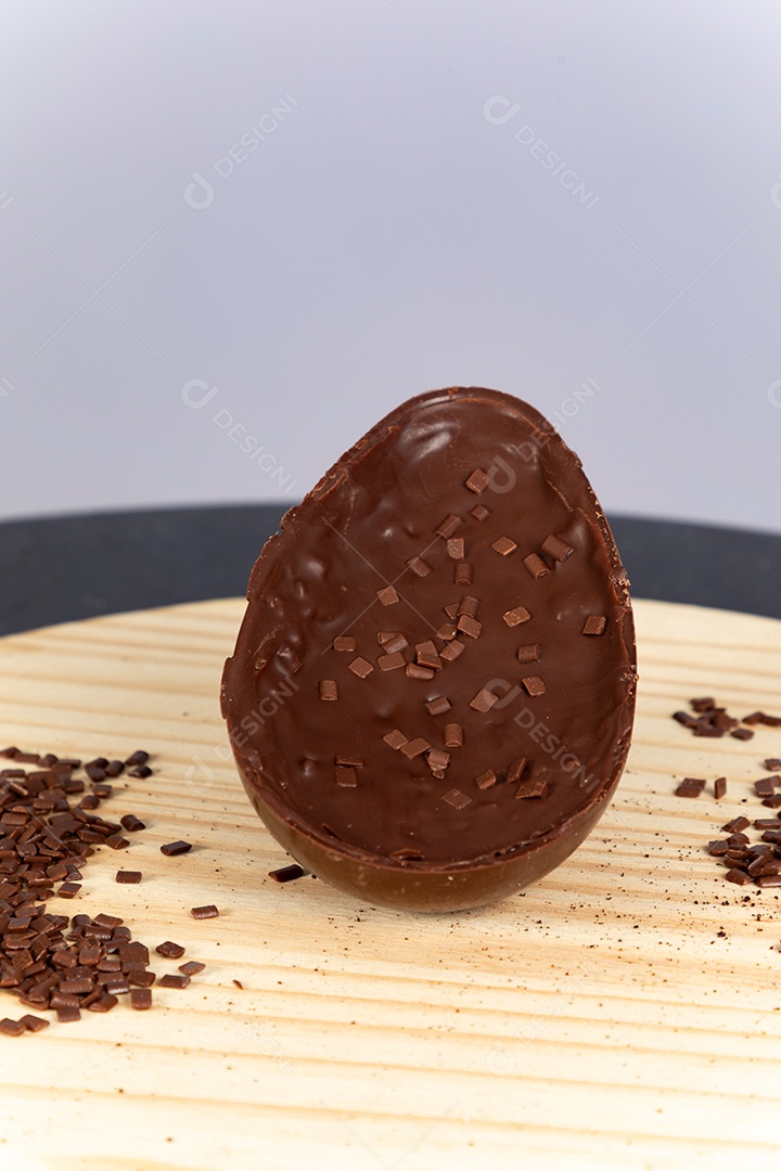 Delicioso ovo de páscoa sobre uma tábua de madeira