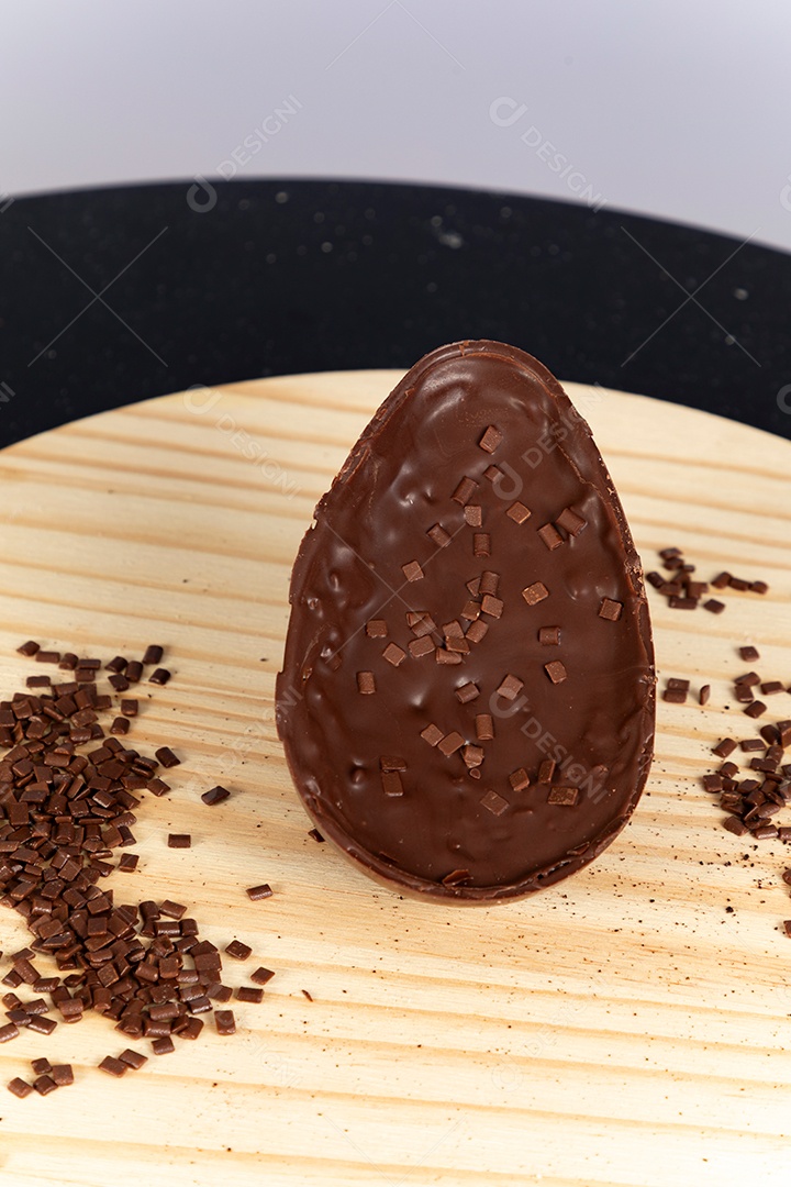 Delicioso ovo de páscoa sobre uma tábua de madeira