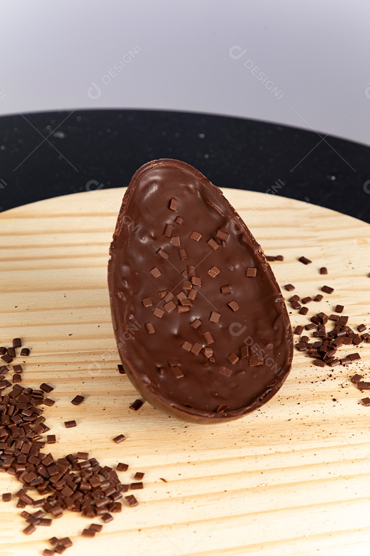 Delicioso ovo de páscoa sobre uma tábua de madeira