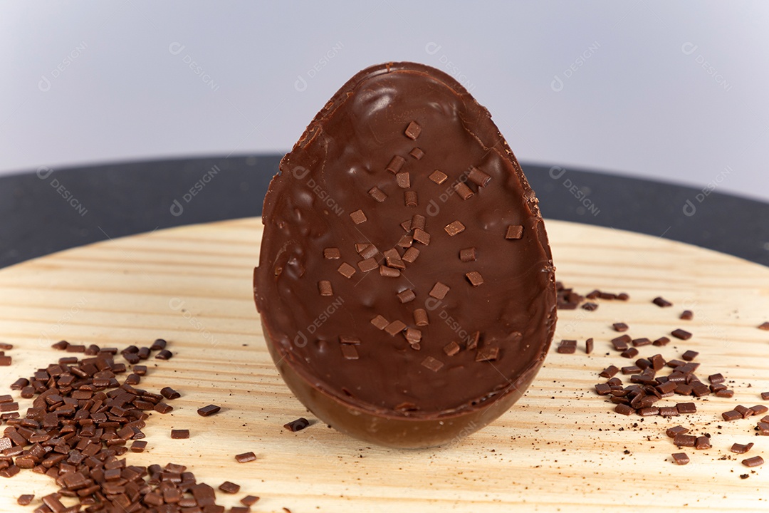 Delicioso ovo de páscoa sobre uma tábua de madeira