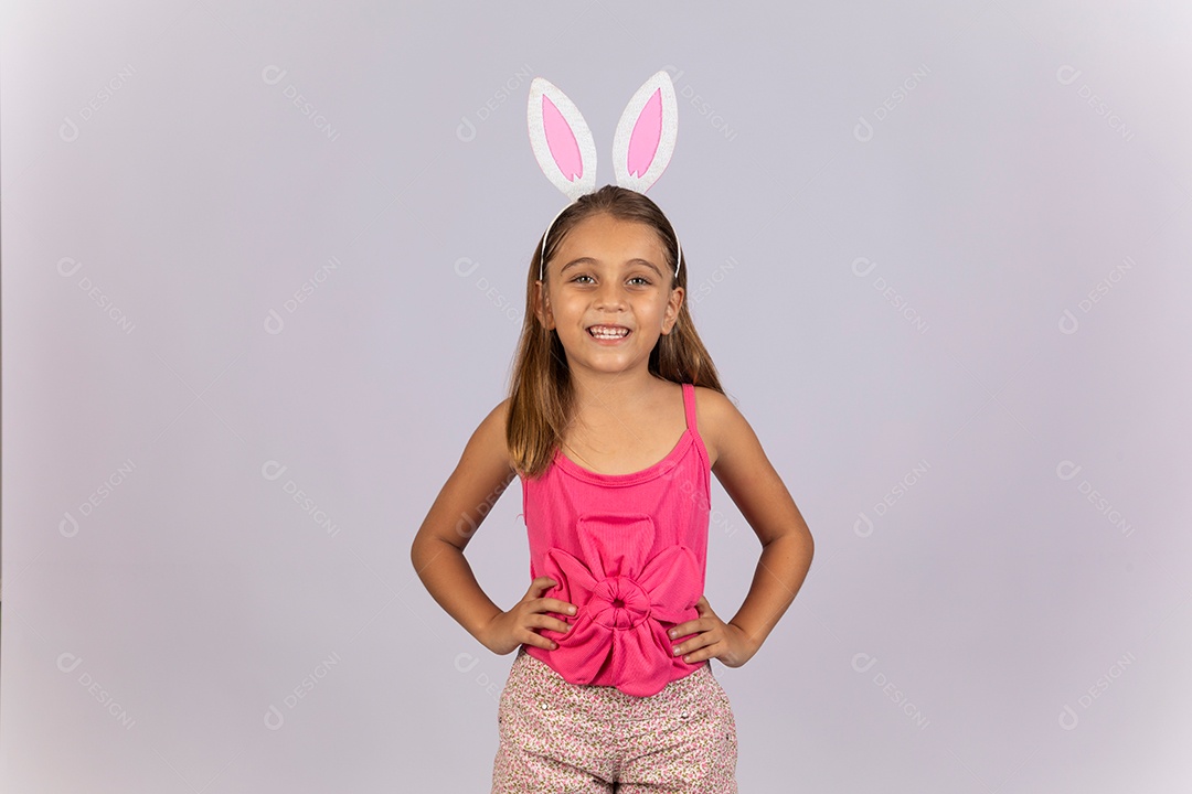 Linda garotinha usando tiara celebrando páscoa