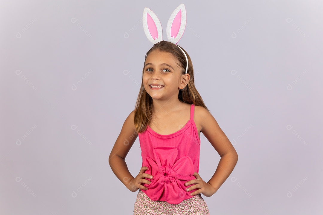 Linda garotinha usando tiara celebrando páscoa