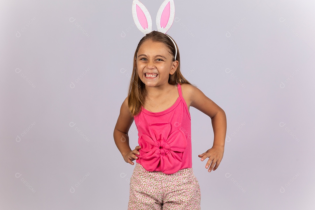 Linda garotinha usando tiara celebrando páscoa