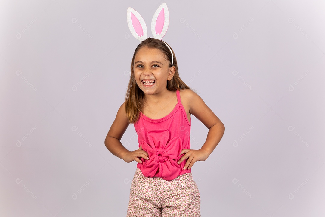 Linda garotinha usando tiara celebrando páscoa