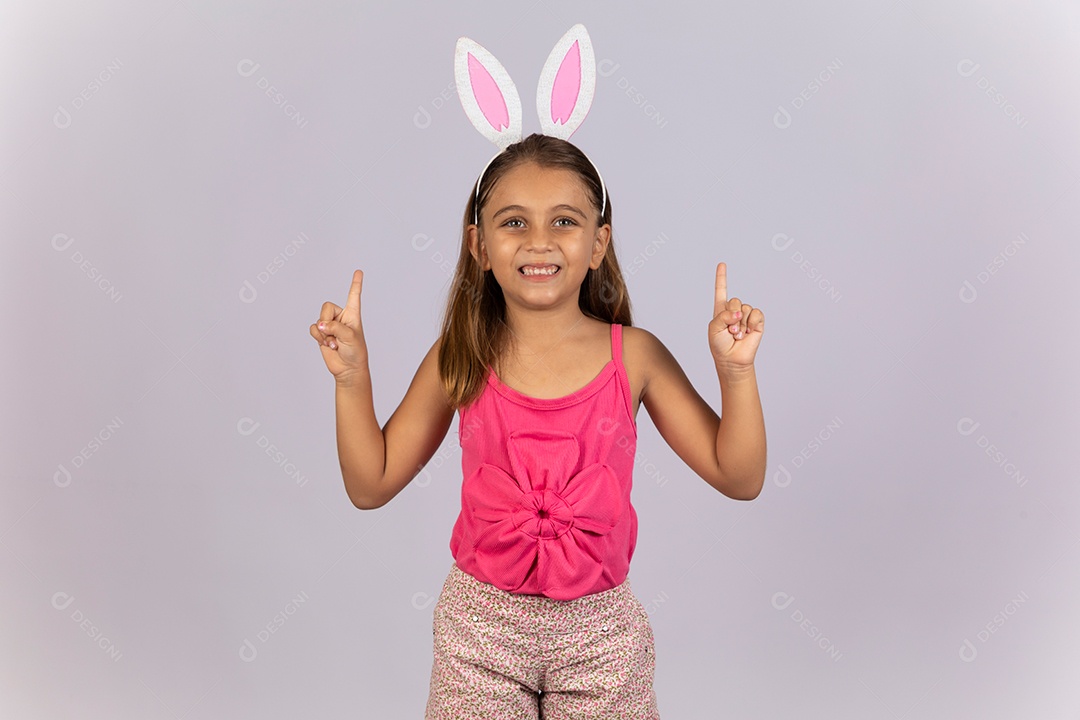 Linda garotinha usando tiara celebrando páscoa