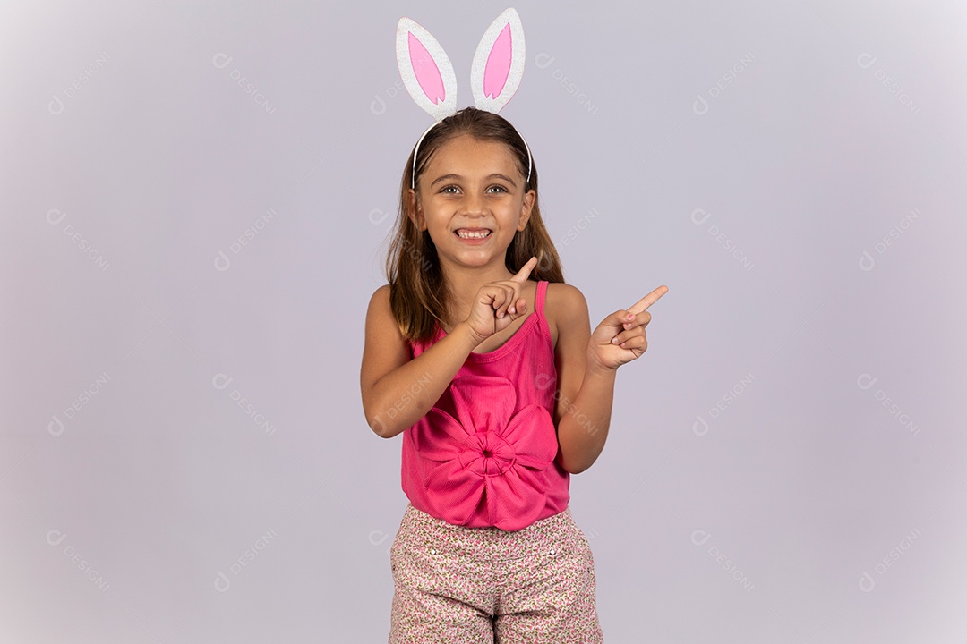 Linda garotinha usando tiara celebrando páscoa