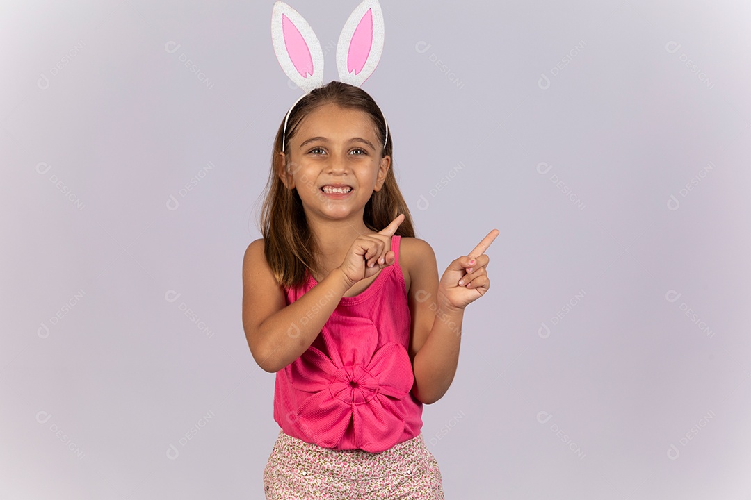 Linda garotinha usando tiara celebrando páscoa