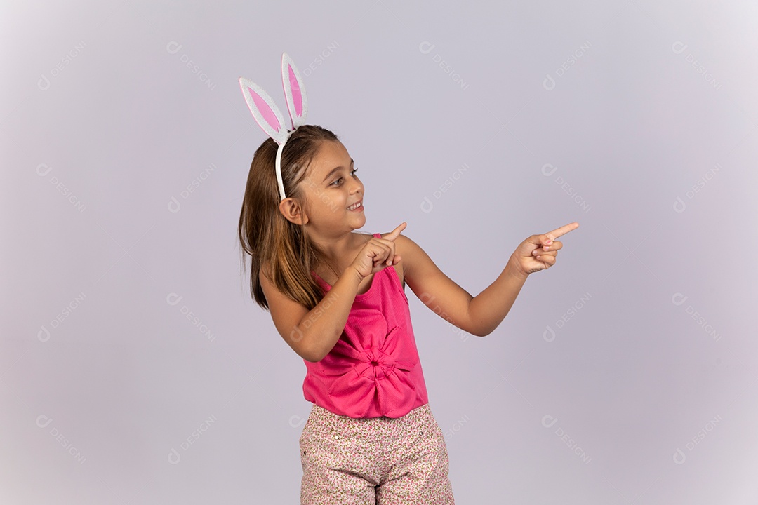 Linda garotinha usando tiara celebrando páscoa