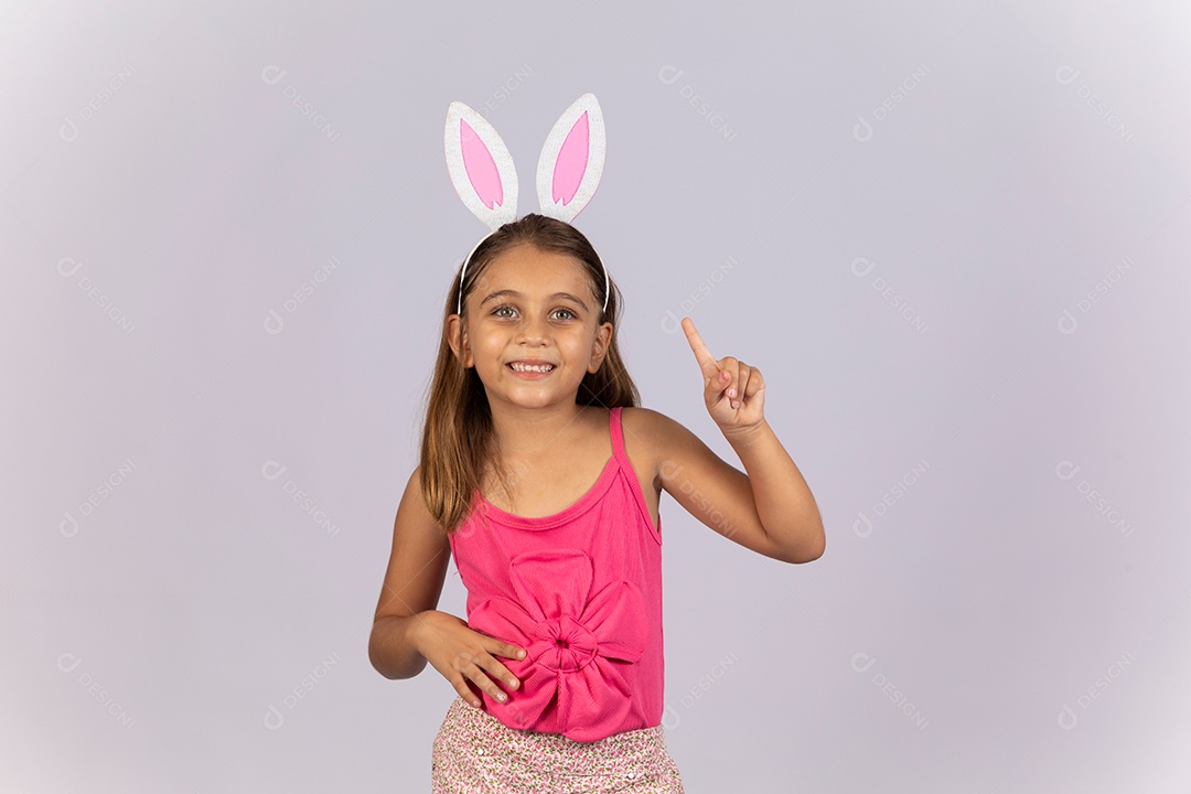 Linda garotinha usando tiara celebrando páscoa