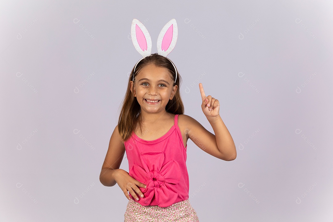 Linda garotinha usando tiara celebrando páscoa