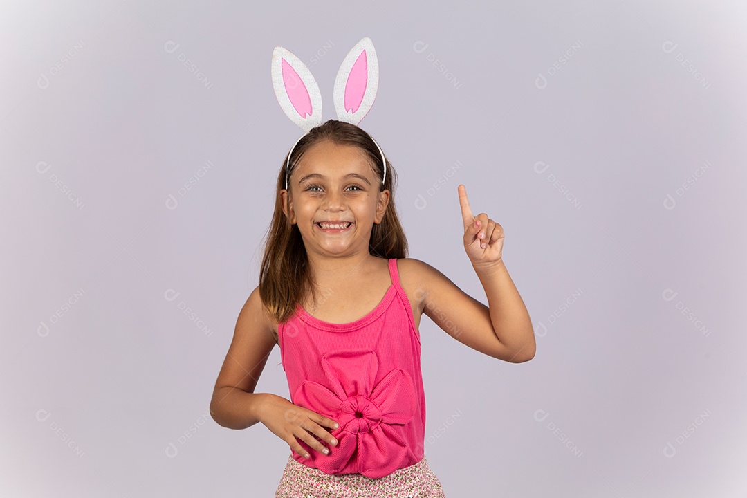 Linda garotinha usando tiara celebrando páscoa