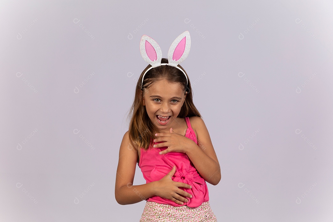 Linda garotinha usando tiara celebrando páscoa