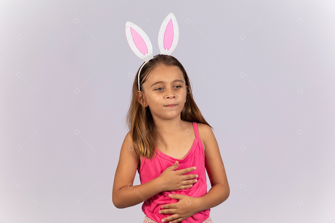 Linda garotinha usando tiara celebrando páscoa