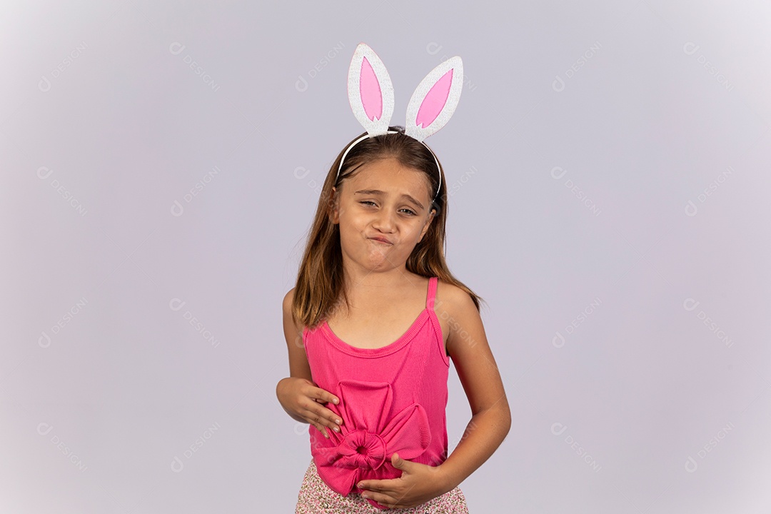 Linda garotinha usando tiara celebrando páscoa