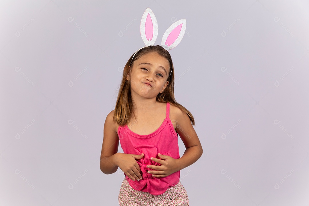 Linda garotinha usando tiara celebrando páscoa