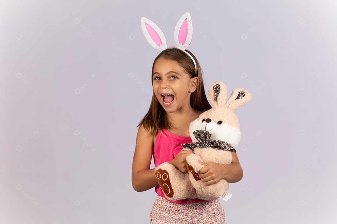 Linda garotinha segurando ovos chocolates celebrando páscoa