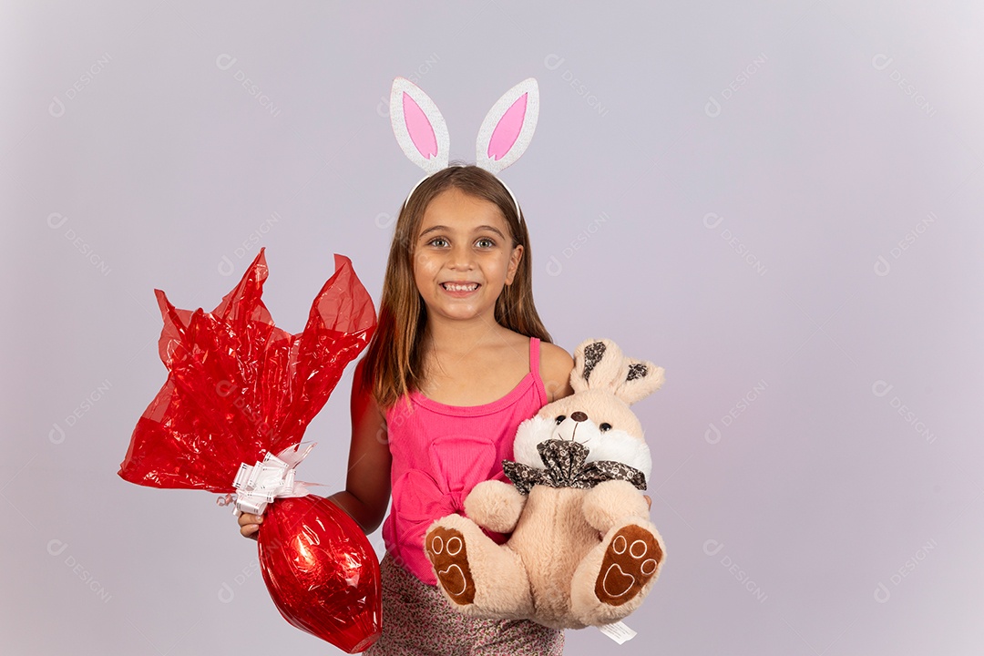 Linda garotinha segurando ovos chocolates celebrando páscoa