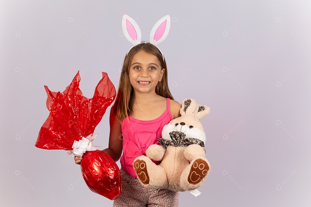 Linda garotinha segurando ovos chocolates celebrando páscoa