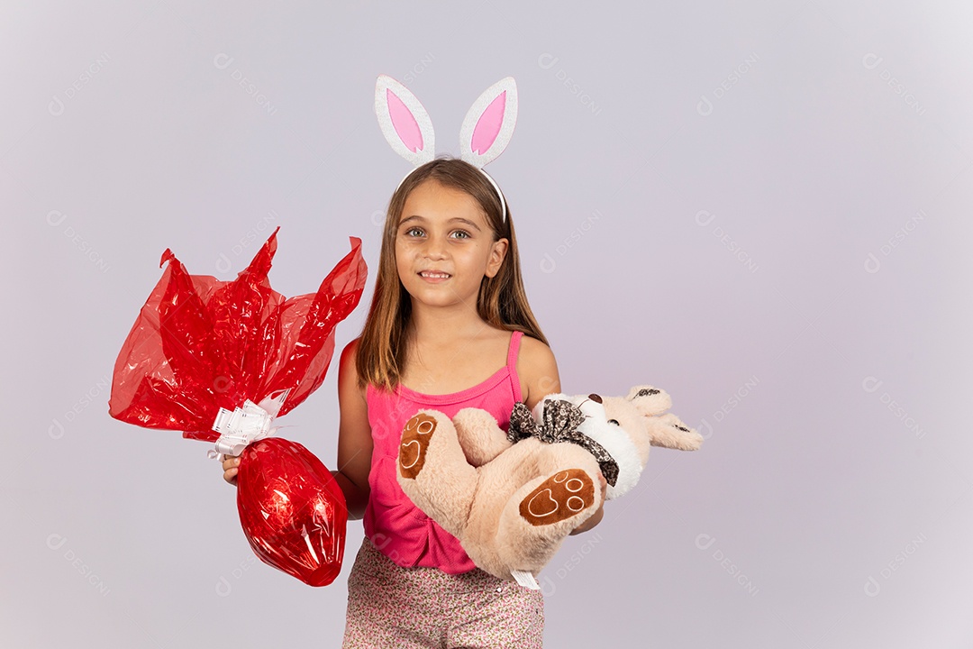 Linda garotinha segurando ovos chocolates celebrando páscoa