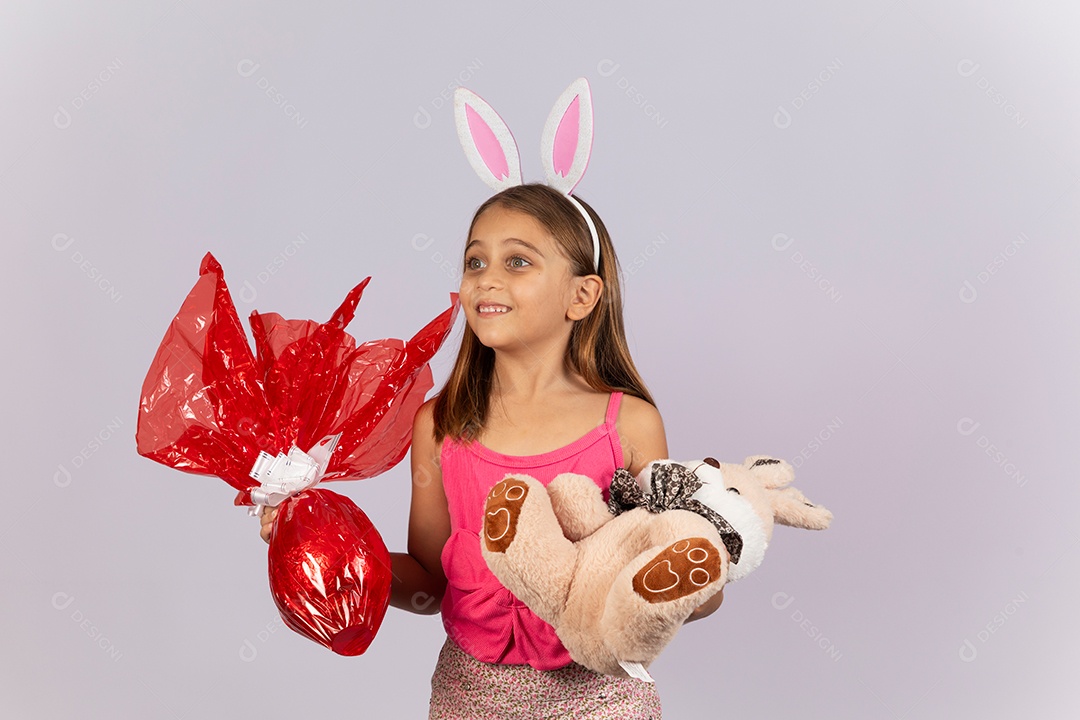 Linda garotinha segurando ovos chocolates celebrando páscoa