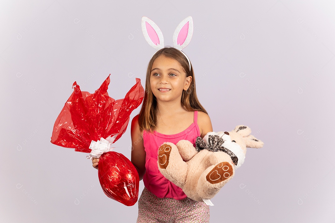 Linda garotinha segurando ovos chocolates celebrando páscoa