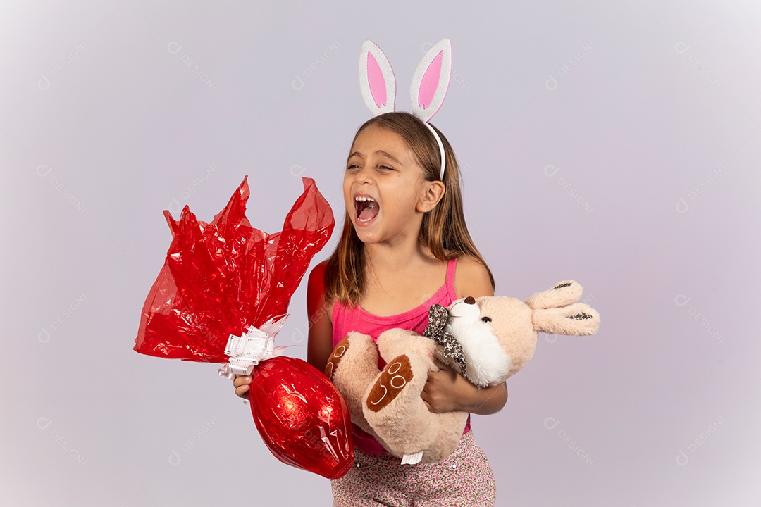 Linda garotinha segurando ovos chocolates celebrando páscoa